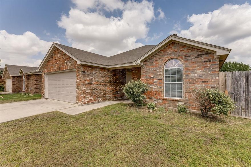 Well maintained 3 bed 2 bath in Merwick sub divison. Home offers open floor plan with walk in closets. Big size backyard. Keller ISD school district.
Close to Alliance pkwy and all the job areas of Fort worth area. Priced to sell now.