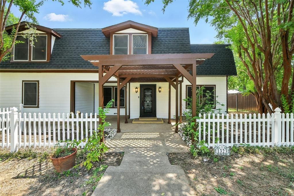 Photo of 1323 Dublin Street, Grapevine, TX 76051 (MLS # 21215376)