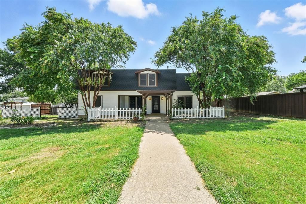 Photo of 1323 Dublin Street, Grapevine, TX 76051 (MLS # 21215376)