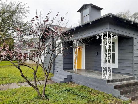 1509 W Page Avenue Dallas TX 75208