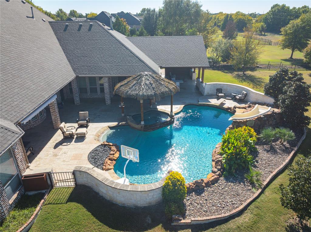 3305 Twin Lakes Drive