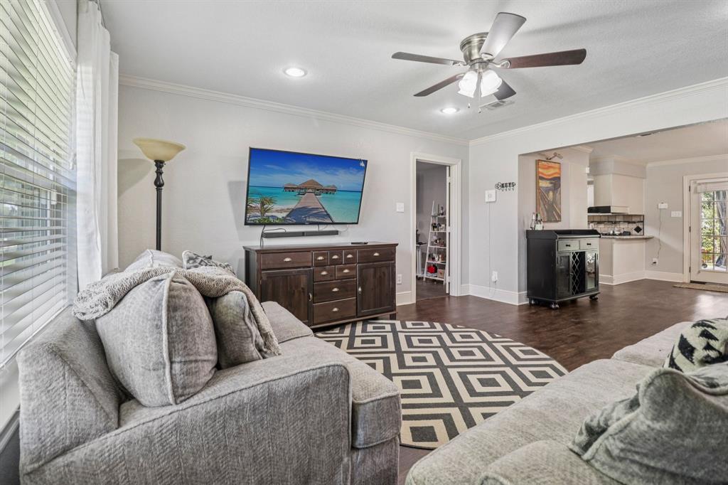 1213 W Tarrant Road