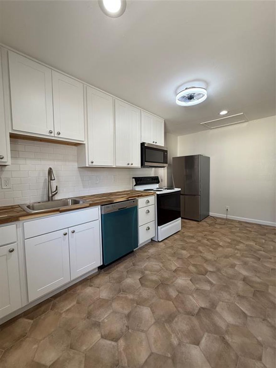 Nicely maintained half-duplex in downtown McKinney, within walking distance to the town square. This one-bedroom home features a spacious closet, a fully renovated kitchen, and refinished hardwood floors with tile in the kitchen.