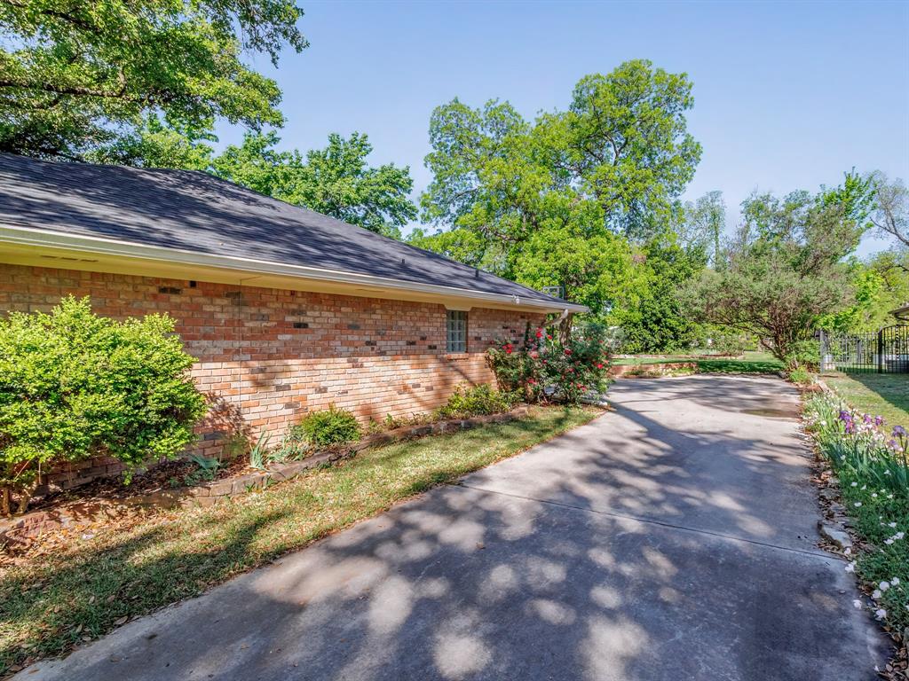 809 Brook Hollow Street