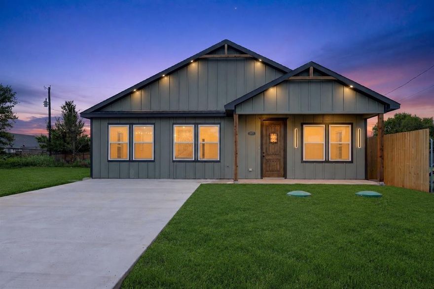 Brand New Beautiful Construction.
3 Bedrooms, 2 Full Bathrooms
Living Room and Dining Room whit High Ceiling Features
Lots of details