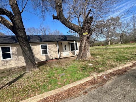 1844 W Houston Street Paris TX 75460