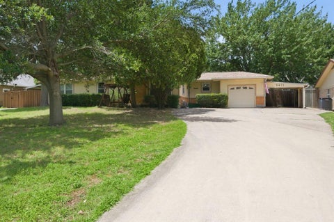 Photo of 3411 Lakeview Drive, Grapevine, TX 76051 (MLS # 21280444)