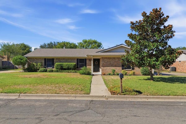213 TRAVIS LN, HEWITT, TX 76643 - Image b24ea8cbc6bf2d95b6e22472bd6cd9cc/2017480095