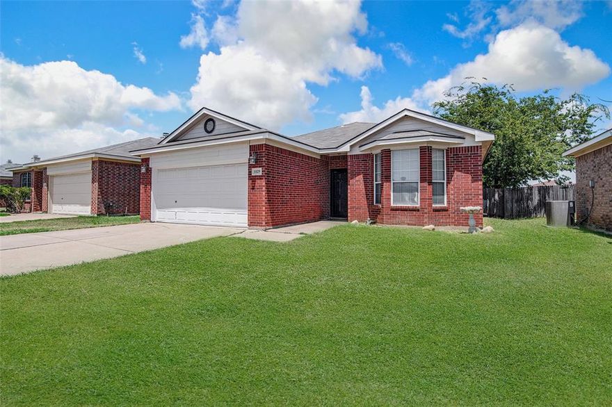 Super Cute 3 bedroom 2 bath home that is move in ready!  Home was recently painted and fresh carpet added.  
Open living room and dinning room great for entertaining.  Bedrooms have generous closets.
Close to shopping, dining and entertainment.