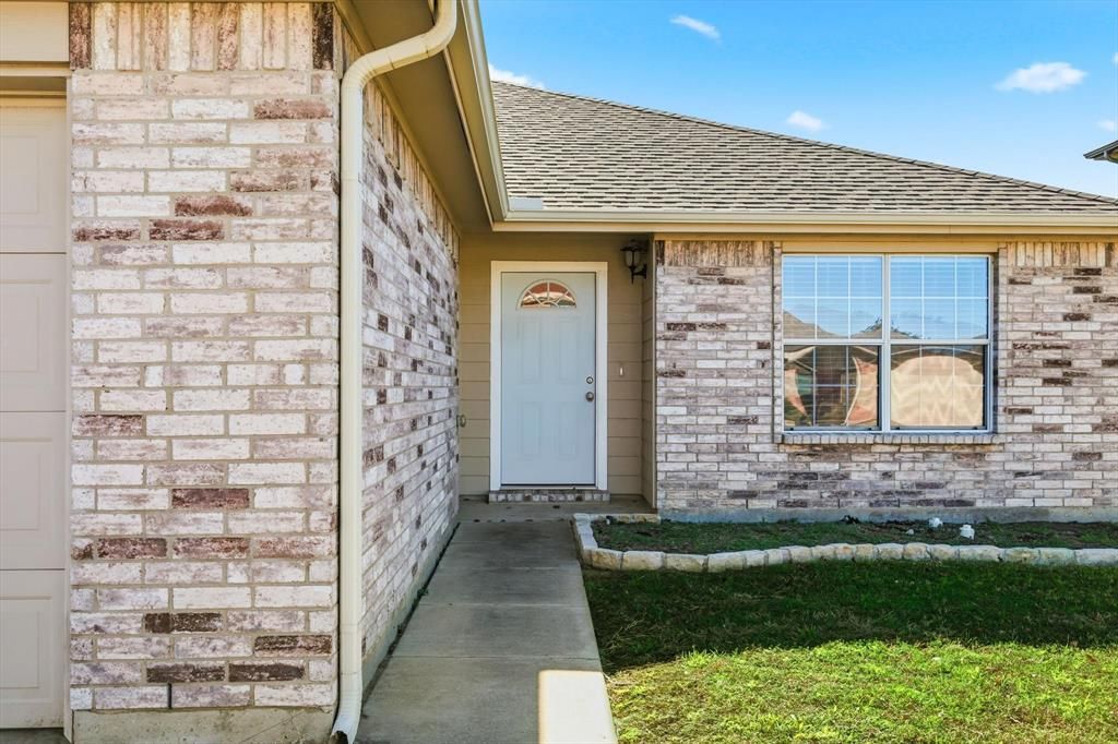 Photo of 2112 Valley Forge Trail, Fort Worth, TX 76177 (MLS # 21142739)