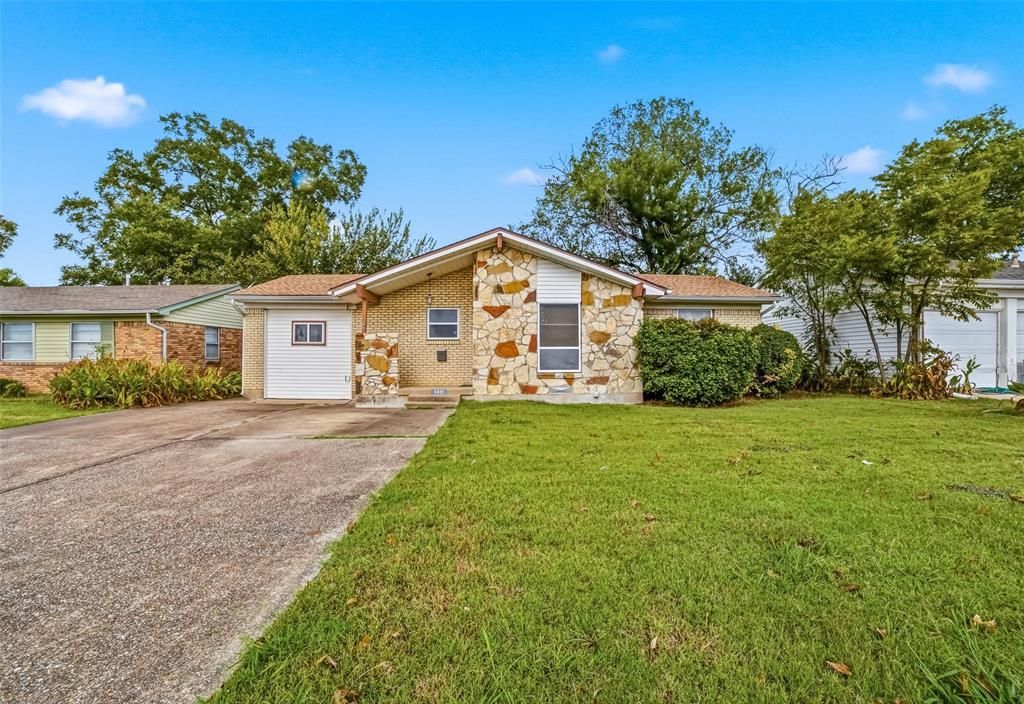 Photo of 1417 Summit Street, Mesquite, TX 75149 (MLS # 21098555)