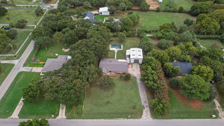 Photo 1 of 34 — 22 Spring Oaks Road, Burleson, TX 76028