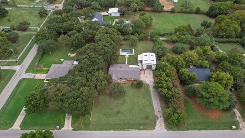 Photo of 22 Spring Oaks Road, Burleson, TX 76028 (MLS # 21403285)
