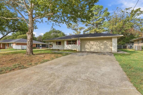 Photo of 1111 Elmwood Street, Gainesville, TX 76240 (MLS # 21399187)