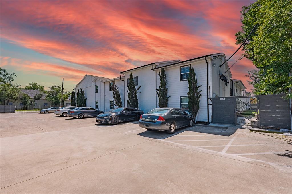 4633 Fairmount Street 202