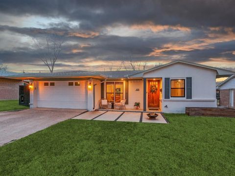 Photo of 820 Warren Way, Richardson, TX 75080 (MLS # 21178446)