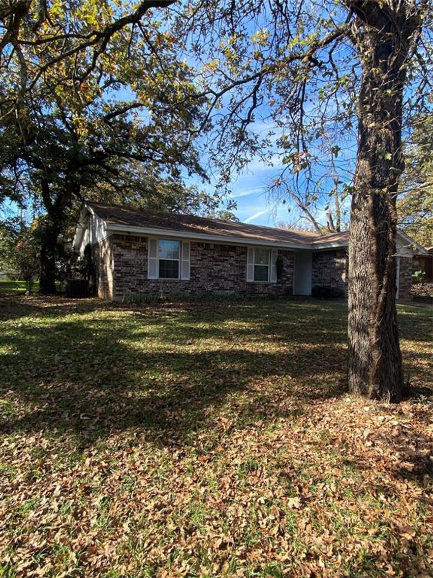 Great 3 bedroom home close to schools. Big backyard and open living area