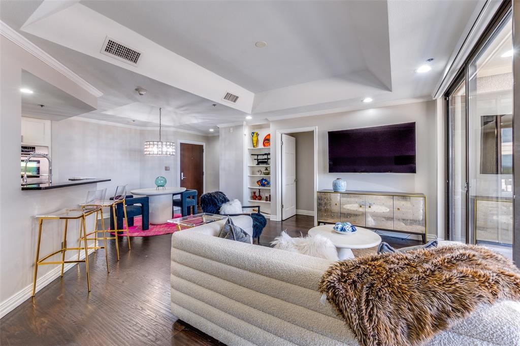 5909 Luther Lane 900
