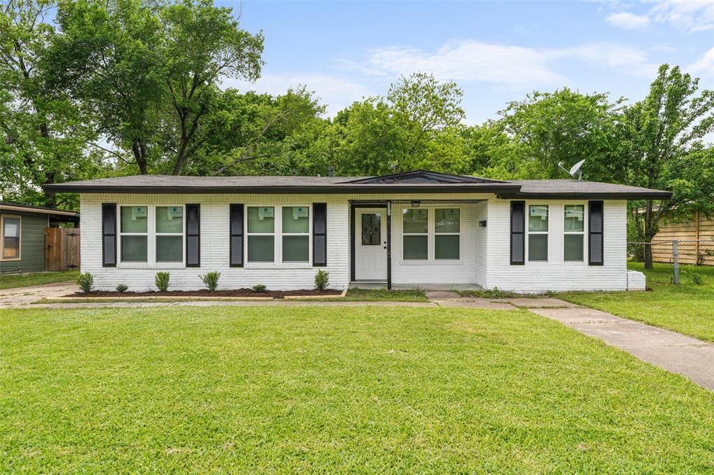 Photo of 723 Leyenda Drive, Mesquite, TX 75149 (MLS # 21245835)