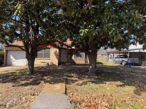 Photo of 714 S Medora Street, Terrell, TX 75160 (MLS # 21191209)