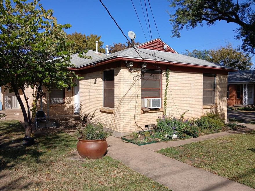 50% OFF 1st MONTHS RENT
Duplex Near Fort Worth Ave. and North Westmorland Road Featuring: 2 Bedrooms, 1 Full Bathroom, 1 Car Manual Detached Garage or Can be used for Storage, Full Size Washer and (Electric) Dryer Connection, Gas Stove, Refrigerator, Window AC Units, Gas Wall Heater, Gas Water Heater and Hardwood Floors. New Interior Paint, Blinds and Kitchen Countertop as of October 2025. 

This property is eligible for deposit alternative coverage in lieu of a security deposit.