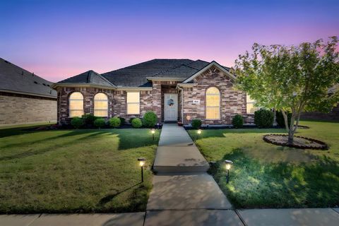 Photo of 542 Meadowlake Drive, Waxahachie, TX 75165 (MLS # 21126110)