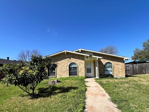 Photo of 5609 Kerry Lane, Garland, TX 75043 (MLS # 21211679)