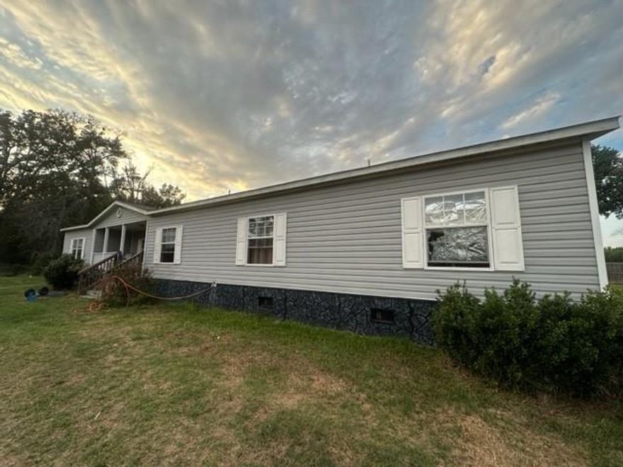 Wow, this property has five true bedrooms and features an open layout with a huge master bedroom suite. Situated on a cul-de-sac in highly desirable Desoto Parish, with some TLC, this property has so much potential. Schedule your showing today!