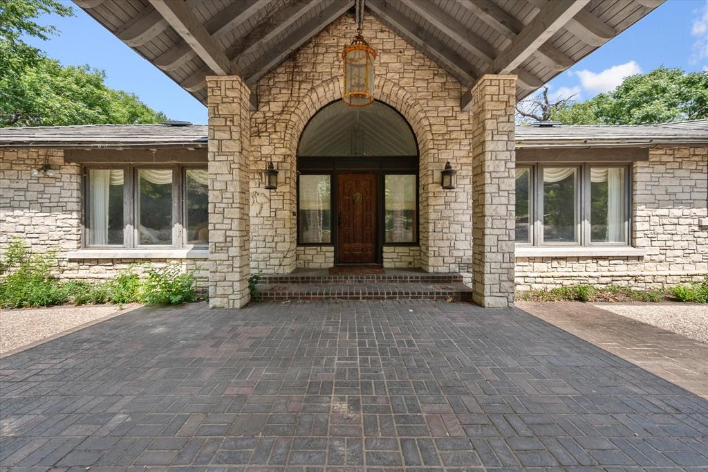 301 Crestwood Drive