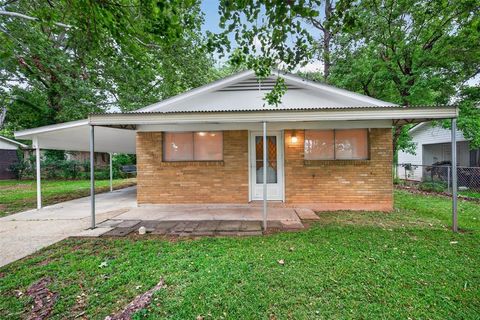 Photo of 1422 Lampkin Street, Bossier City, LA 71111 (MLS # 21255509)