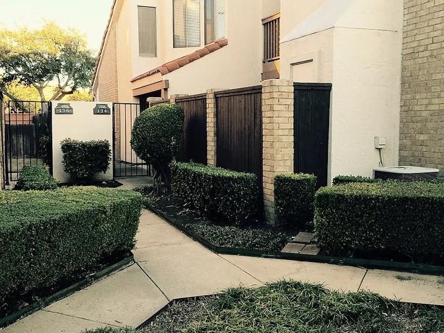 North Facing Beautiful, spacious, highly upgraded 3 bedroom Condo in Coppell ISD! Kitchen with Granite countertops, and backsplash, tiled fireplace, wide planked laminate flooring, upgraded light fixtures, baths with upgraded fixtures and backsplash. A rare Condo with walled in upstairs loft area making it an enclosed third bedroom and a Large backyard area . Detached one car garage adjacent to property. REFRIGERATOR included! A MUST SEE!
Enjoy a flexible layout with two bedrooms downstairs and a private upstairs suite with a study area. The large backyard is perfect for pets and play, and the detached one-car garage offers extra convenience.