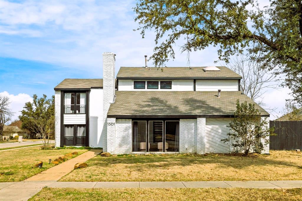 Photo of 1301 N Trail Drive, Carrollton, TX 75006 (MLS # 21375212)