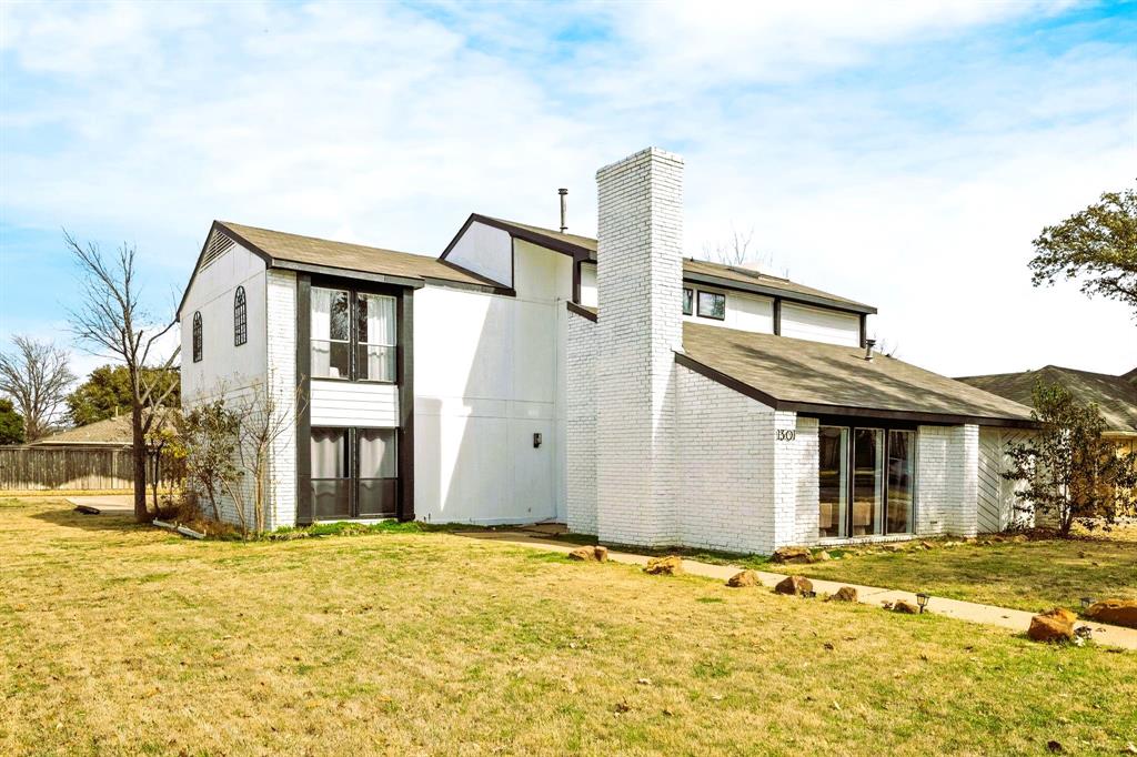 Photo of 1301 N Trail Drive, Carrollton, TX 75006 (MLS # 21375212)