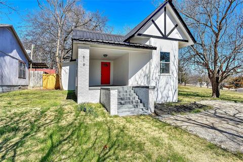 Photo of 619 E Sears Street, Denison, TX 75021 (MLS # 20989587)