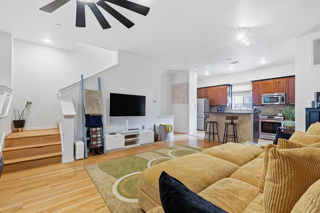Citta Twnhms Condos - Residential
