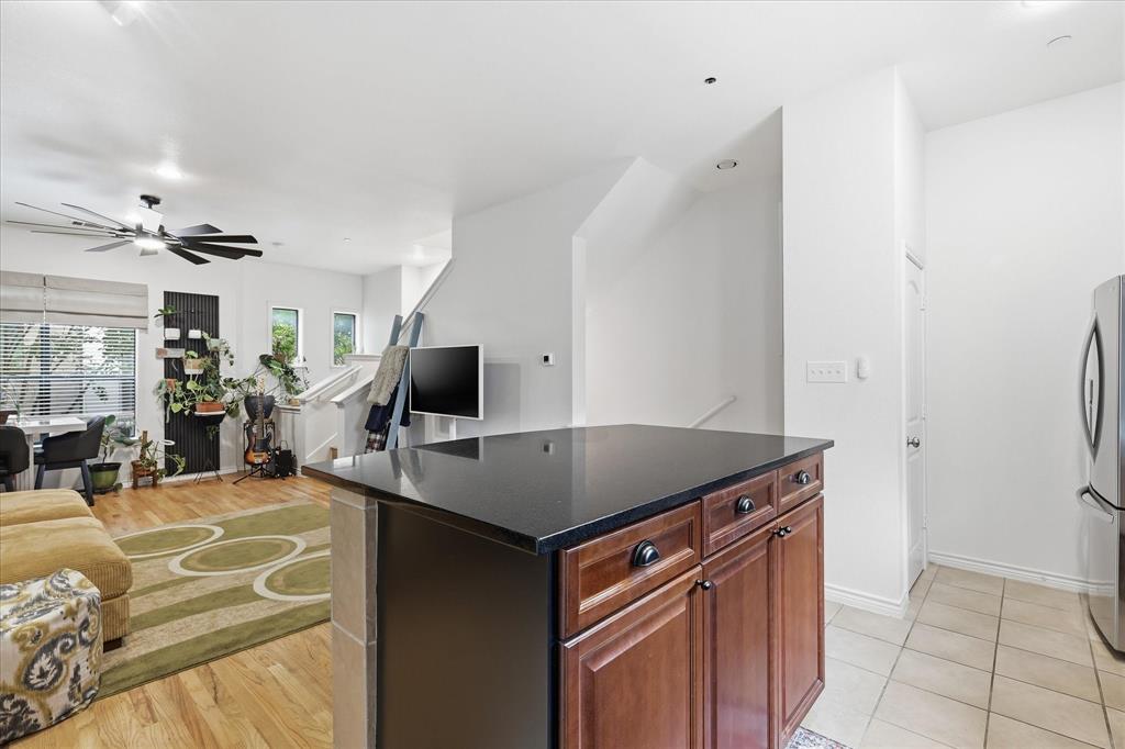 Citta Twnhms Condos - Residential
