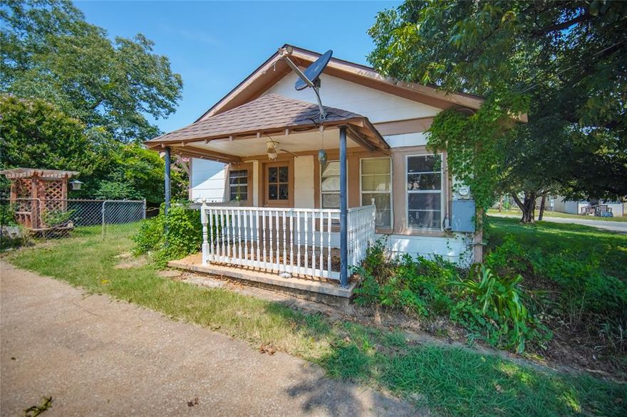 2-bedroom, 1-bathroom home on the corner of W. Archer Street and N. 3rd Street with covered parking for vehicles as well as RV covered parking. Low overhead with the home being 1,008 square feet. Large den that connects the living giving a homely, cozy feel.