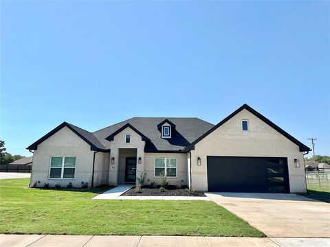 303 Third Lindsay TX 76250