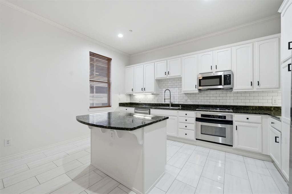 4330 Mckinney Avenue 16