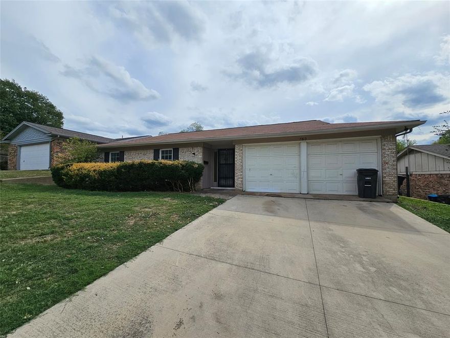 This charming 4-bedroom, 2-bathroom house is conveniently located offering easy access to 820 and Camp Bowie. With its ample cabinet space, you'll have plenty of room to store all your kitchen essentials. The spacious living space provides a comfortable and inviting atmosphere for you to relax and unwind. Additionally, this property is part of the highly regarded Ft. Worth ISD, ensuring access to quality education. Whether you're a first-time renter or looking to upgrade, this house offers the perfect blend of functionality and charm. Don't miss out on the opportunity to make this house your home!
