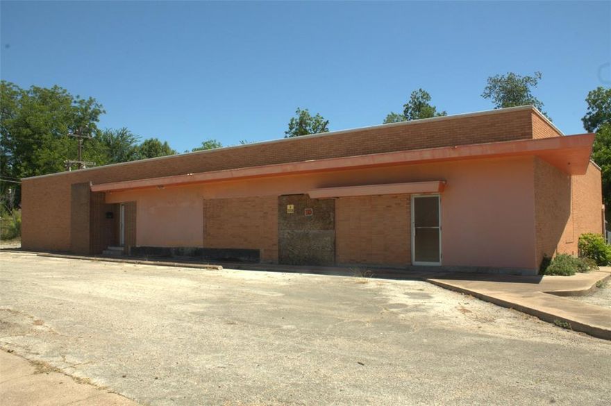 Easy access to Downtown Waco, Hwy 84, and I-35, multiple entrances, great visibility with lots of traffic.
Located on the corner of 25th St & Maple Ave. New roof TPO 2021. Cold dark shell ready for redevelopment.
