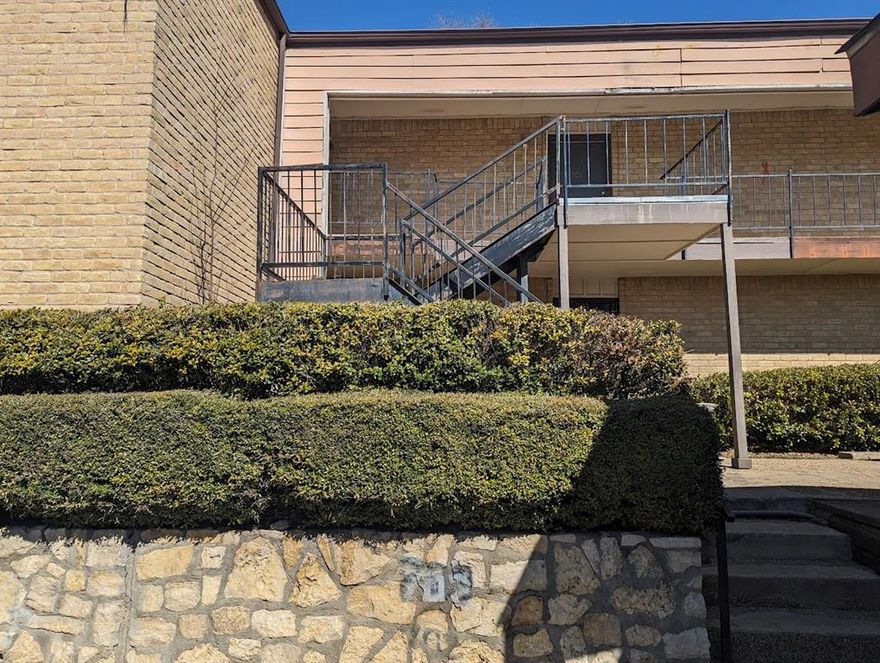 This one bed, one bath condo is ready for it's new tenant today! Nice living room space with exposed brick, bedroom with a walk in closet and extended porch to enjoy the weather. Water and Gas included with HOA. Located in Fort Worth, TX, minutes from the Trinity River, surrounding parks and golf courses, Texas Christian University and entertainment spots in Downtown!