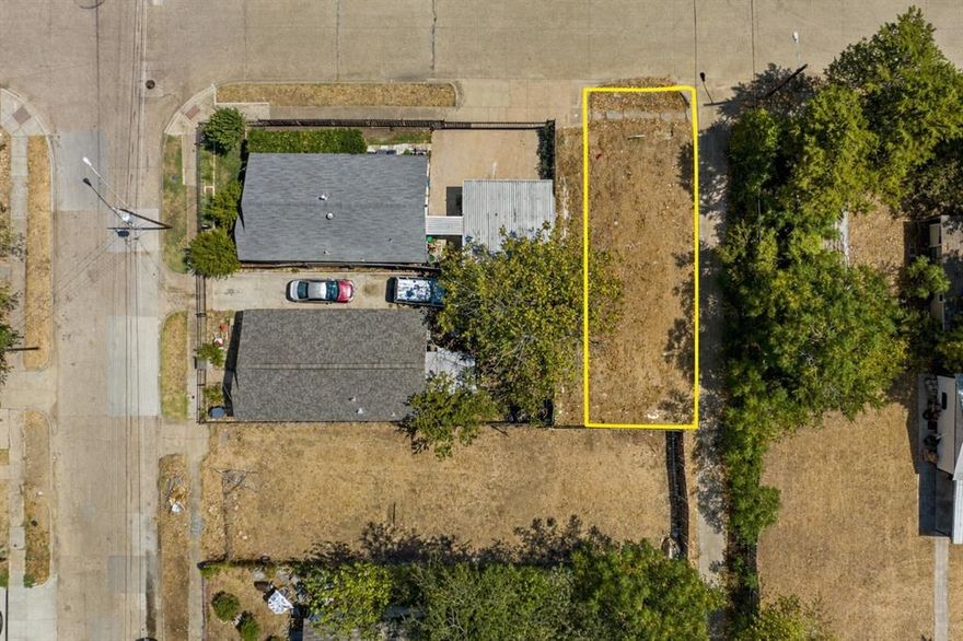Vacant lot available in fast growing Trinity Groves. This area is filled with new construction homes, and this lot can be the next build spot for your project. Perfect for a vertical construction, it is located next to another modern home. Address not yet assigned, but have survey. Great location, only minutes from downtown Dallas, and major highways. Tucked away in the residential neighborhood, near restaurants and other new developments, this lot allows for the best of both worlds, whether it is building your forever home, or an investment property, this is the spot!
The property diagnally behind this lot is also same owner and an example of what one can do by building vertically. Please reach out to us for more info on this if interested in building.