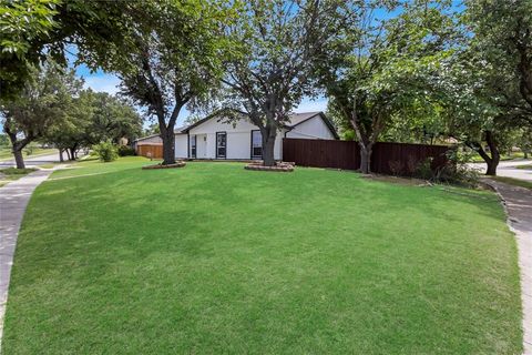 Photo of 2006 Southern Oaks, Carrollton, TX 75007 (MLS # 21265117)