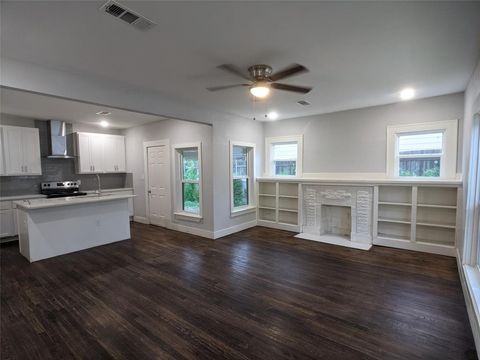 Photo of 1333 S Fitzhugh Avenue, Dallas, TX 75223 (MLS # 21286340)