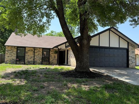 Photo of 817 Camino Court, Grand Prairie, TX 75052 (MLS # 21242394)