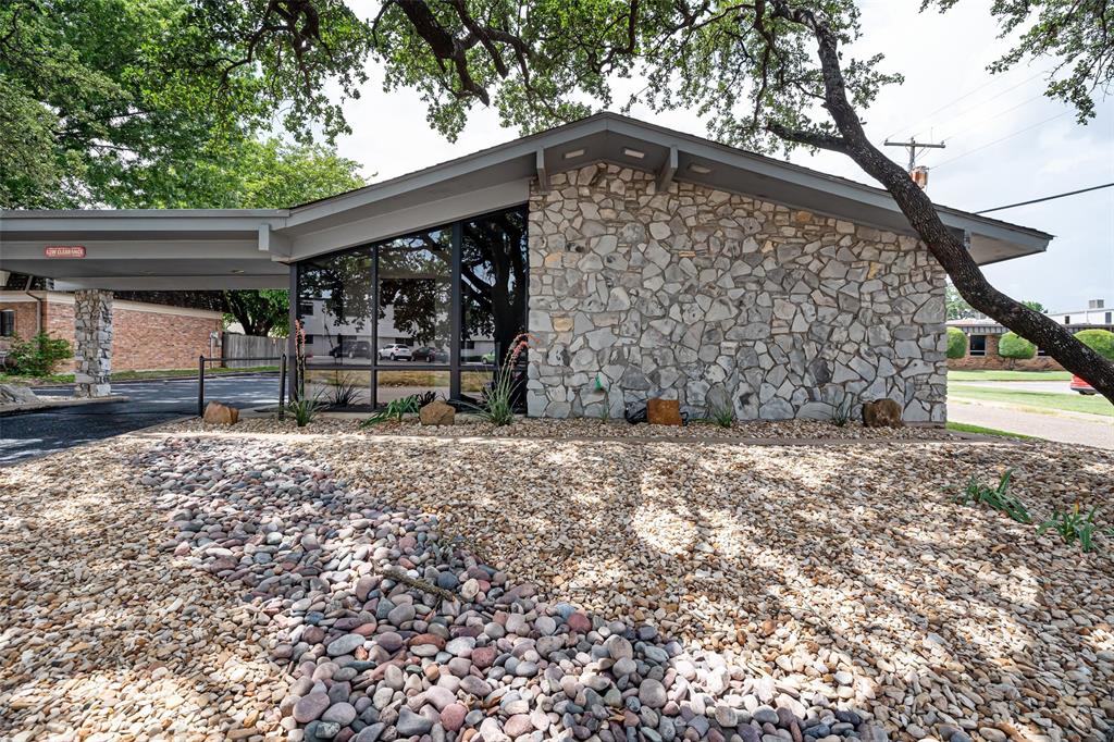 1512 Crestridge Drive