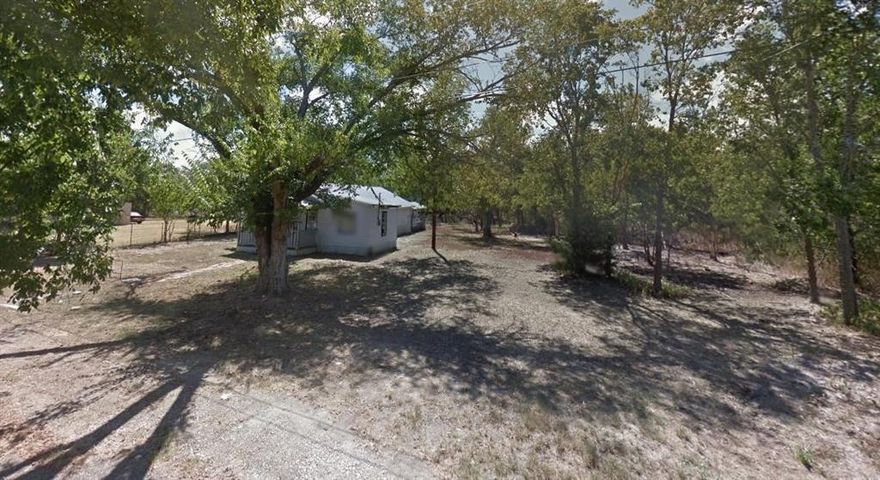 621 SW 4th Street, Hubbard, TX 76648 is a FIXER UPPER 3 bedroom, 1 bathroom, 1-story frame home located on 0.48 Acre of land.  This property is available for $99,900 Cash price, $180,000 possibly Owner Carries First
