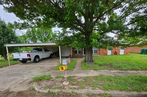 Photo of 101 S Rita ST, Lacy Lakeview, TX 76705 (MLS # 21259386)
