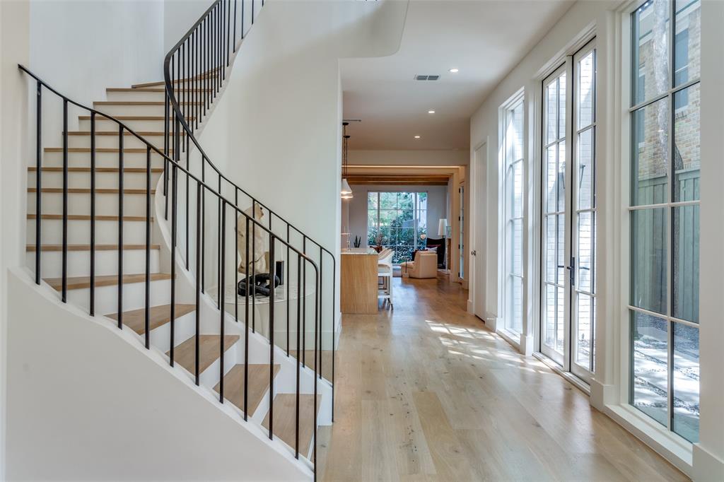 UNIVERSITY PLACE - Residential